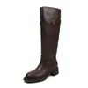 Botas de montar de moda estilo británico de 4.5 cm de tacón alto, nuevo modelo otoño e invierno 2026, punta redonda, tacón grueso, hebilla de cinturón, botas largas sin cordones