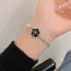 Pulsera de Camelia Dulce y Elegante Estilo Bosque para Mujer, Diseño de Nicho con un Toque de Alta Gama, Pulsera de Flor de Rosa, Joyería de Mano con Perlas