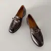 2026 Novo Estilo Mocassins Retrô Francês com Bico Redondo e Fivela de Metal para Mulheres, Sapatos Pequenos de Couro Estilo Britânico, Confortáveis para Mulheres
