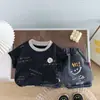 Traje de Verão para Meninos 2026 Novo Conjunto de Duas Peças de Roupas Bonitas de Verão Finas para Crianças com Gola Redonda e Manga Curta