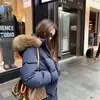 Nova jaqueta de algodão acolchoada com enchimento, acinturada, estilo inverno curto para mulheres, adequada para baixinhas, estilo coreano, sobretudo slim-fit, disponível em branco e preto