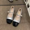 Zapatos Mary Jane de moda y elegantes estilo francés para mujer, nuevo modelo otoño 2026, zapatos planos de cuero plateados para la noche.