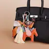 Pingente para Bolsa de Cachorro Dachshund Amarelo Estilo Ins Transfronteiriço, Cordão para Celular, Chaveiro de Carro, Pingente de Cavalo Voador Pequeno, Atacado de Fábrica