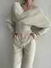 Conjunto de Malha Tendência Europeu e Americano Sexy com Ombro Vazado Manga Morcego Decote V Duas Peças Moda Suit Mulher