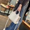 Nova bolsa de ombro transversal da moda 2024, bolsa feminina popular de couro genuíno de grande capacidade para mulheres