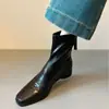 Versão em couro macio~Botas elásticas finas silenciosas de sola macia para mulheres com saltos baixos grossos e bico quadrado, adequadas para o trajeto no outono e inverno, com aumento interno de altura
