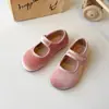 Outono/Inverno 2026 Novos Sapatos Infantis de Veludo Doce Antiderrapantes Sapatos de Bebê Estilosos Versáteis Sapatos de Princesa Grossos para Meninas