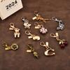Colgante para llave de coche, bolso de gran sentido, accesorios de color dorado, oso, cereza, trébol de cuatro hojas, mariposa, bolso escolar, joyería al por mayor