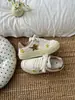 Tênis brancos populares, confortáveis e duráveis, novo modelo outono 2026, sapatos versáteis, sapatos casuais originais de nicho para mulheres