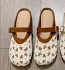 Pantuflas Cubre-dedos para Mujer 2026 Verano Nuevo Estilo Malla de Encaje Bordado Hebilla Suave Zuecos Planos de Media Punta Modernos