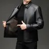Jaqueta Masculina de Couro PU 2026 Outono/Inverno Gola Lapela Fechamento com Zíper para Homens Jovens e de Meia-Idade, Casaco Casual de Couro Quente Lavável