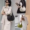 Nuevo modelo de verano bolso hobo de piel de vaca de capa superior en forma de media luna, estilo minimalista, versátil para ir al trabajo, de un solo hombro, bajo el brazo, bolso tipo bollo cruzado para mujer