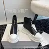 Botas Curtas com Zíper Frontal McQueen para Mulheres Outono e Inverno 2023 Estilo Britânico Sapatos de Cano Alto Color Blocking Plataforma Muffin Aumento de Altura Botas Martin