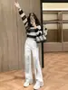 Conjunto de punto a rayas moderno y a la moda con pantalones de pierna ancha para mujer, atuendo casual deportivo de dos piezas para otoño para un look juvenil