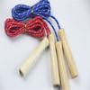 Fabricantes suministran cuerda para saltar infantil cuerda de madera para saltar cuerda de algodón y goma para saltar mango de madera cuerda ajustable suministros deportivos para saltar la cuerda