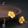 Pu Zuo Jiu no se desvanece aretes de flor pequeña dorada con trefilado de punto de arena dorada para mujer aretes de diseño minoritario de alta gama para novia