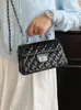 Bolso pequeño cuadrado Yuezileng con cadena estilo Chanel para mujer, nuevo modelo 2026, alto valor estético, versátil bolso de hombro y cruzado