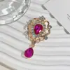 Nuevo Broche Vintage de Cristal Dorado 2025 para Mujer, Joyería de Pedrería Gota de Agua, Ropa de Alta Gama, Joyería de Broche de Lujo Ligero