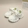 Tênis esportivo de couro ultra-fibra, sola leve, tamanho 28-32 para crianças mais velhas, tênis infantis da moda, tênis casual estilo "dad shoes" para meninas 6453