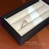 Um Anel de Diamante Único e Versátil para o Dedo Indicador, Estilo Exquisito e de Alto Padrão, Adequado para Homens e Mulheres
