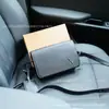 Lv Home Bolso de Mano Nuevo para Hombre Primavera 2025 con Patrón de Grano, Logo Grande Simple, Material de Microfibra, Especialmente Diseñado para Transfronterizo