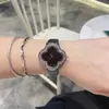 Nuevo dial de superficie de concha de trébol de cuatro hojas totalmente de diamantes correa de moda para mujer reloj de pulsera de cuarzo de tres agujas reloj de pulsera venta al por mayor