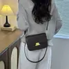 Bolsa de ombro versátil, bolsa transversal para o dia a dia para mulheres, nova bolsa niche texturizada tipo tofu, bolsa quadrada pequena, bolsa de antebraço para mulheres