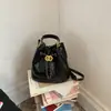 2026 Nova Bolsa de Presente Acolchoada Diamante com Corrente e Fechamento de Cordão Dourado Tipo Saco para Mulheres Toque de Luxo Bolsa Transversal com Cordão Fashionável Versátil