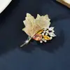 Broche Personalizado de Luxo Leve Folha de Bordo com Diamantes para Mulheres, Boutonnière Exquisito, Acessórios para Casaco, Joias Luxuosas