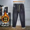Novas calças casuais de outono e inverno, cintura elástica moderna, forradas com fleece, jeans espessado, calças masculinas soltas stretch slim-fit
