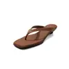 Chinelos de Couro de Primeira Camada para Mulheres, Sapatos de Salto Médio, Novo Estilo de Verão, Sandálias de Dedo Quadradas Abertas de Couro Genuíno Estilo Férias