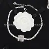 Colar pequeno estilo fragrante letra C dupla usar couro totalmente cravejado de diamantes corrente para clavícula de pele de cordeiro corrente de suéter retrô fragrante para casa outlet de fábrica