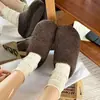 Design único, chinelos brilhantes chamativos para mulheres, tendência 2026 e populares, bico fino, estilo elegante, minimizando a aparência volumosa, chinelos fechados