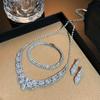 Collar de diamantes flash pendientes pulsera para mujer 2024 Nuevo lujo ligero nicho alta calidad cadena de clavícula accesorios de vestido de venta caliente