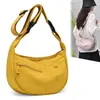 Bolsa transversal feminina em formato de dumpling, muito estilosa, casual, versátil, leve, perfeita para carregar um celular, adequada para compras e para o dia a dia.