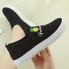 Novo Sapato de Tela Feminino Primavera Estilo Coreano Tênis Slip-on Respirável Solado Macio Sapatos para Mãe Sapatos Preguiçosos Sapatos de Estudante