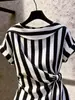 Camisa a rayas de cuello redondo y manga corta estilo francés, moderna y elegante para mujer, nueva blusa ajustada de verano 2026 que ciñe la cintura