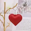 Venta directa de fábrica de llaveros minimalistas de cuero PU con forma de corazón, colgantes de cuero con forma de corazón de moda para parejas al por mayor.
