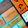 Saco de Roupa Etiqueta de Couro Sintético Etiqueta de Couro Produção em Pequena Escala Hot Stamping Etiqueta de Couro Bovino Logo Embossado Descoloração Fábrica