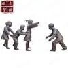 Figura Personalizada de Bronce Fundido Sentada en un Taburete Escultura para Uso en Plazas Exteriores, Presentando a una Persona Calculando con un Ábaco y Tostando Té, Adecuada para Calles Comerciales, Adorno de Estatua de Bronce para Escenas Pequeñas