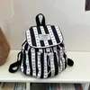 Mochila de tela a rayas de color fresco, estilo coreano, moderna y adecuada para estudiantes, uso diario, compras y salidas de primavera; una mochila escolar ligera