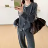 Nueva colección de otoño e invierno: conjunto de dos piezas moderno para mujer con diseño de dos piezas falso, detalles de patchwork, un suéter de botones y pantalones de pierna ancha