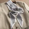 Bufanda de Seda Diagonal Floral Retro de Moda para Decoración del Cabello, Cinta Larga para Atar el Cabello, Cinturón de Cintura, o como un Pañuelo Largo Pequeño para Mujer