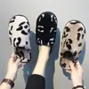 Zapatillas de casa populares para otoño e invierno 2026, estampado de leopardo estilo coreano, cálidas y a la moda, felpa suave, zapatillas de algodón con suela suave, estilo pareja