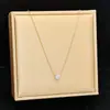 Novo Design Colar Pingente de Diamante de Seis Garras Cor Dourada de Luxo para Mulheres, Corrente de Clavícula de Verão, Acessório de Nicho de Luxo Leve Que Não Desbota