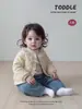 Conjunto de tres piezas de algodón para invierno para bebé niña: abrigo de algodón acolchado con lazo dulce, camiseta básica y jeans para niña