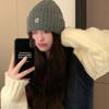 Gorro de Lana Cálido con Letra Tejida para Mujer 2024 Nuevo Otoño e Invierno Versátil Protección para las Orejas Contra el Frío y Pequeño Gorro Frío que Resalta el Rostro para Hombres y Mujeres