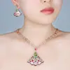 Collar de Abanico de Lujo Estilo Europeo y Americano Esmeralda Roja Incrustada Forma de Abanico Elegante Moda para Dama Traje de Cena Venta al por Mayor