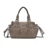 Nova bolsa tote feminina de grande capacidade com um design exclusivo texturizado em pedra e plissado, apresentando múltiplos bolsos, adequada para o trajeto diário e pode ser carregada como bolsa de ombro ou bolsa transversal.