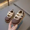 Nuevos zapatos de cuero elegantes de moda de otoño para niñas, versátiles y cómodos zapatos de suela blanda de princesa para niños, dulces y versátiles para bebés